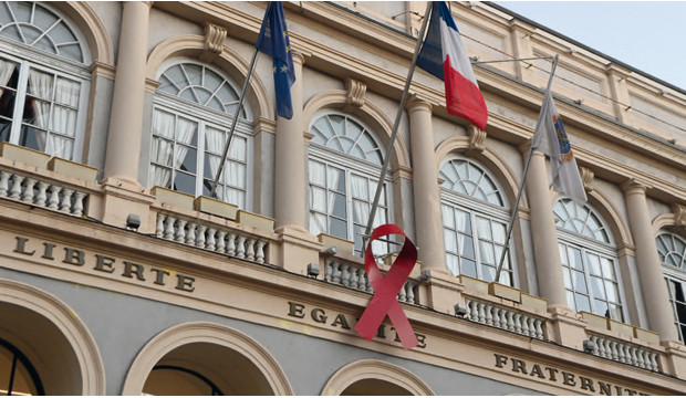 Ruban rouge sur la façade de l&#039;Hôtel-de-Ville de Saint-Étienne