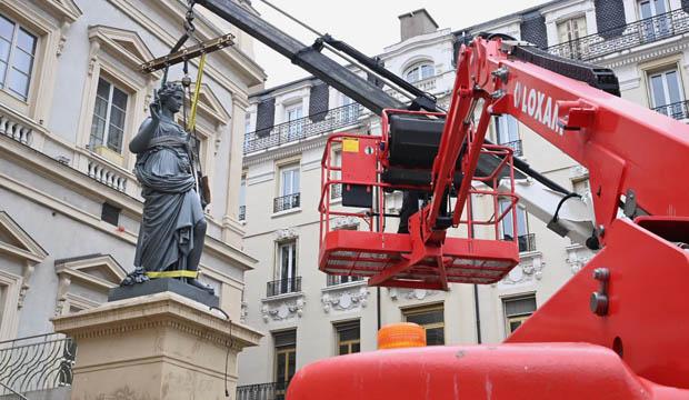 Réinstallation des statues de l'Hôtel-de-Ville