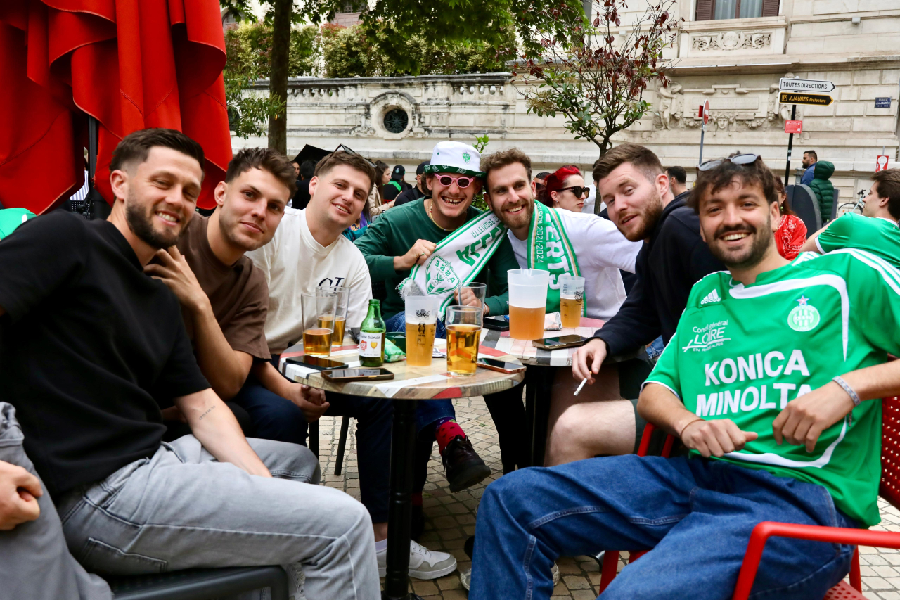 Des amis en terrasse place Jean Jaurès et habillés de vert