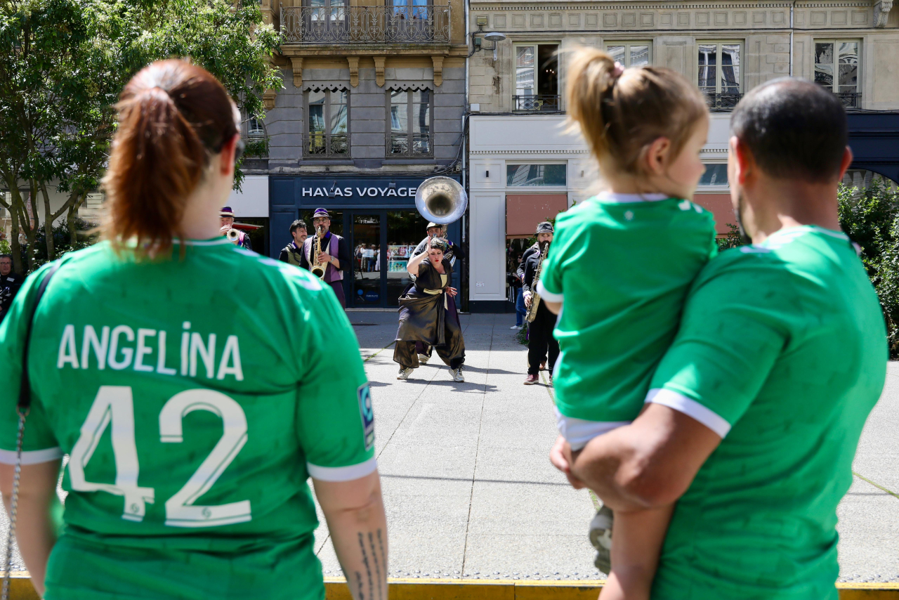 Famille entière habillée en vert