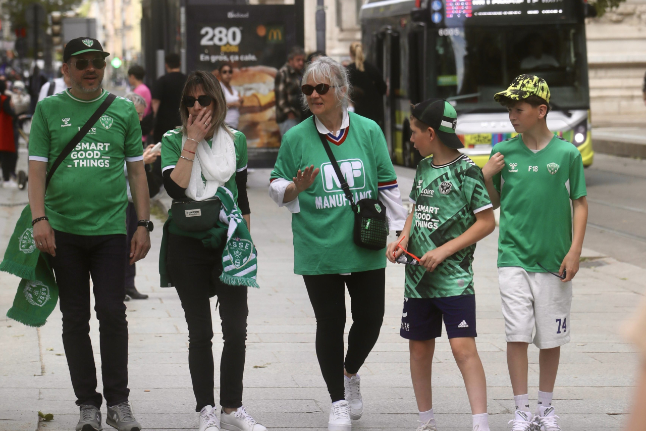 Personne habillées avec des maillots verts