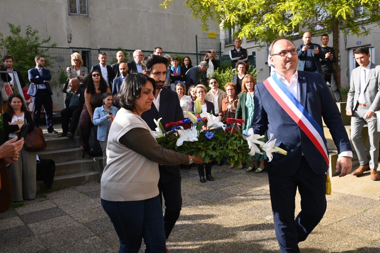 Régis Juanico, Yanis Bekhti et Julie Tocki déposent une gerbe en hommage à Ahmed Benchikh