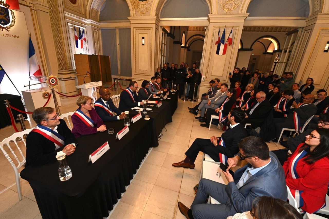 Monsieur le maire, Régis Juanico, entouré d'adjoints lors du premier conseil municipal