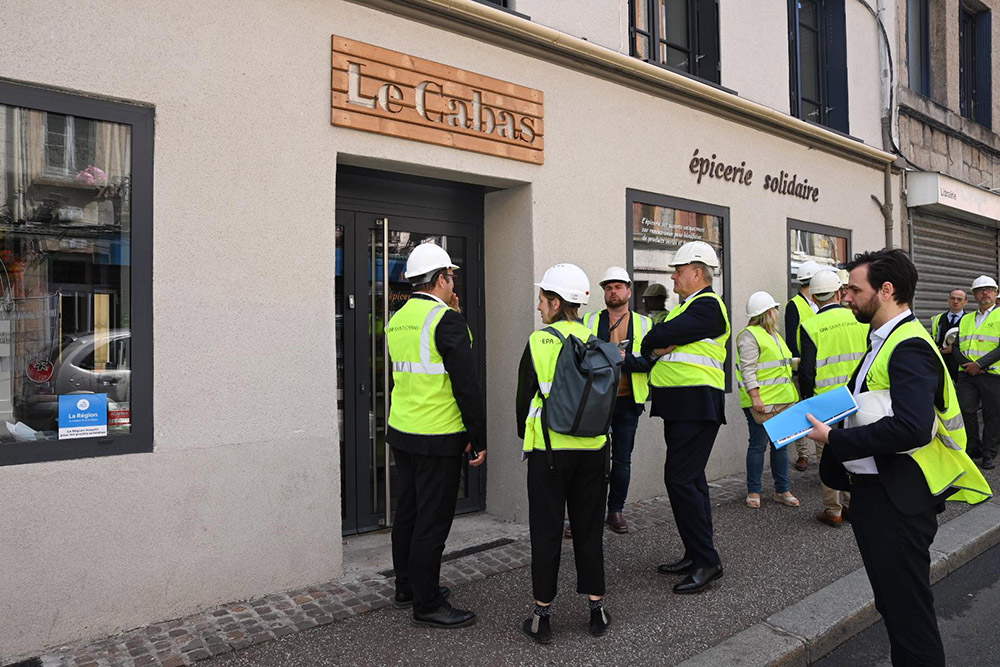 un groupe en tenus de chantier devant l'épicerie solidaire "le Cabas"
