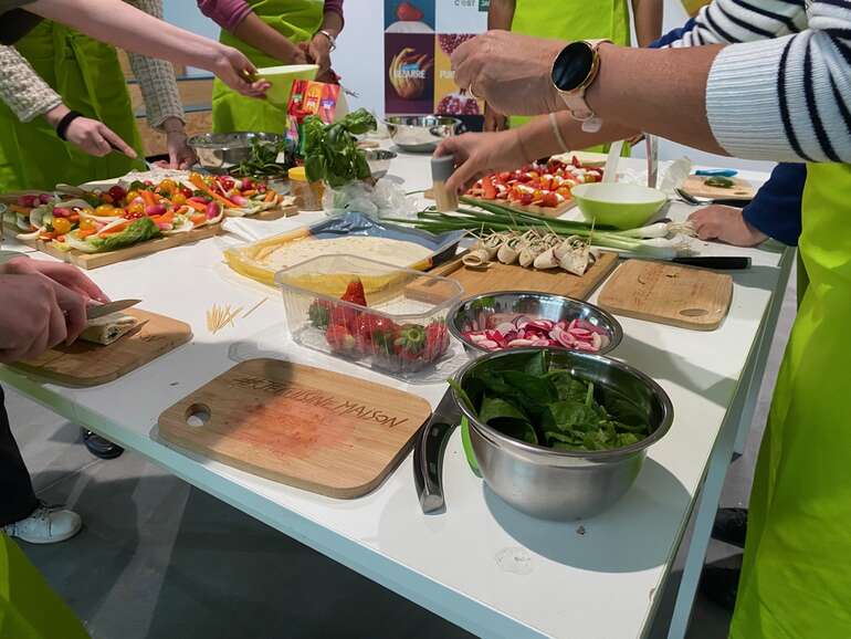 un groupe de personnes qui cuisinent