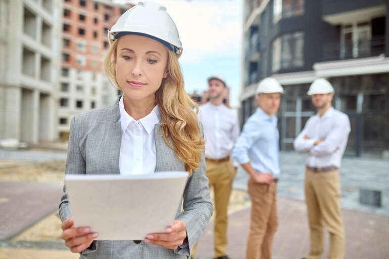 une femme avec une casque de chantier