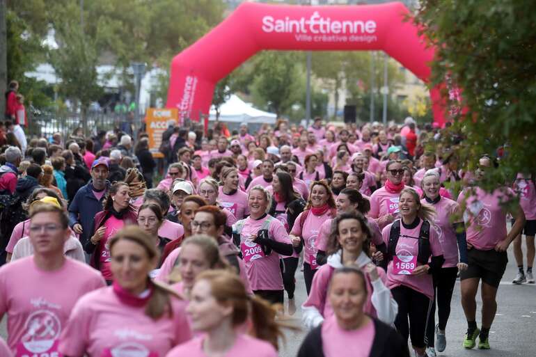 un grand groupe de femmes habillés en rose et qui courent