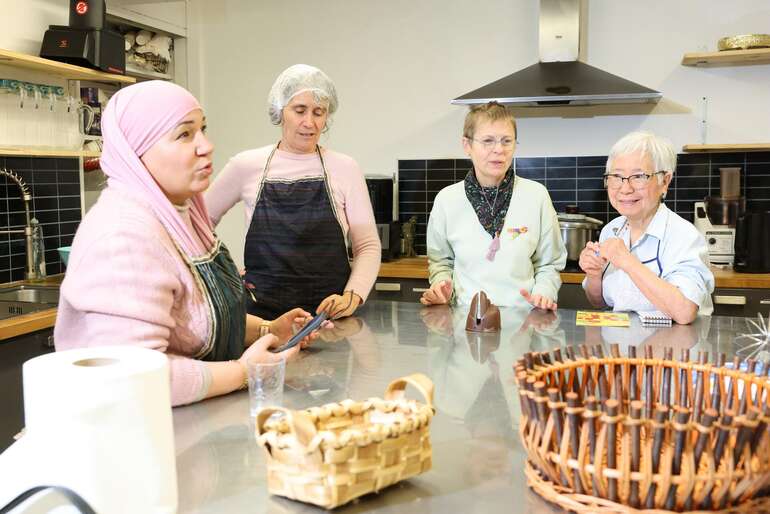 un groupe de femmes qui échangent dans une cuisine