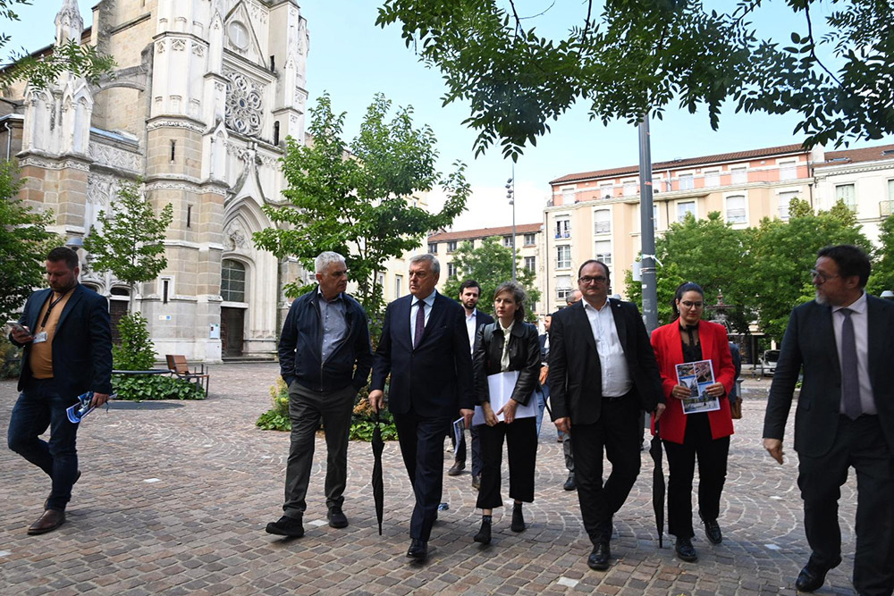 un groupe sur une place avec une église