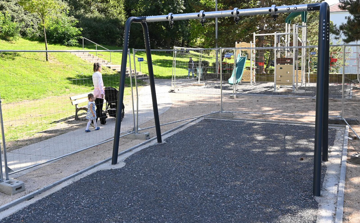 travaux dans une aire de jeux