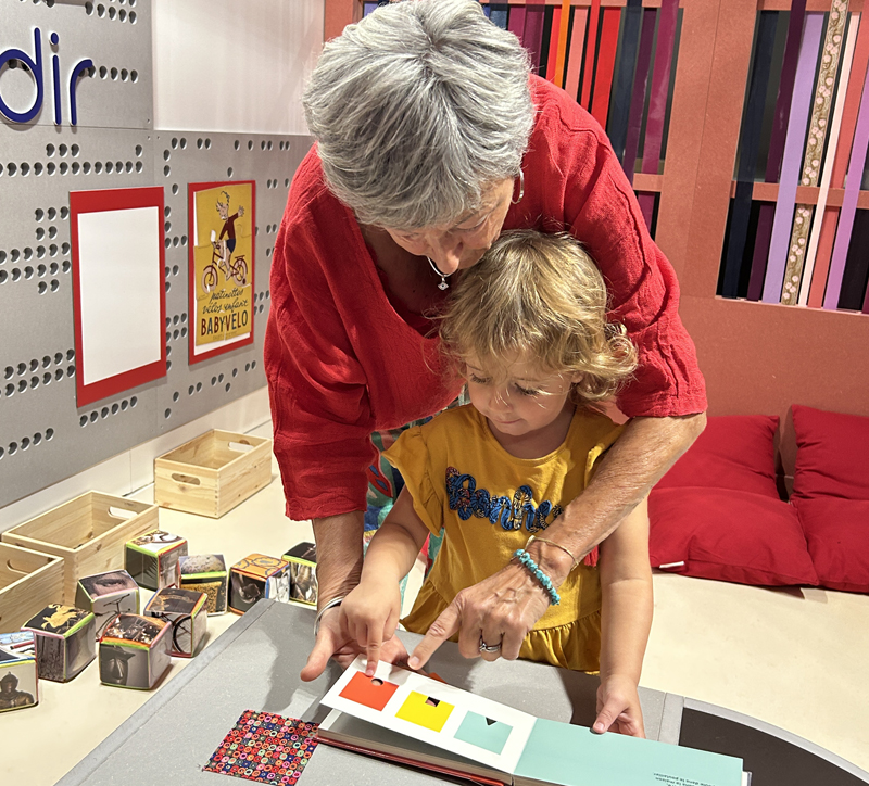 une femme avec une enfant qui manipule des objets