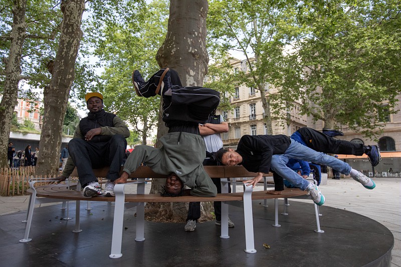 Bancs d'essai exposés sur la place Waldeck Rousseau avec le collectif Melting Force
