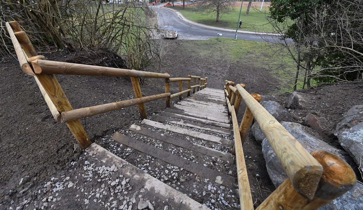 Escalier d'accès au futur espace de promenade pour les chiens de la SPA
