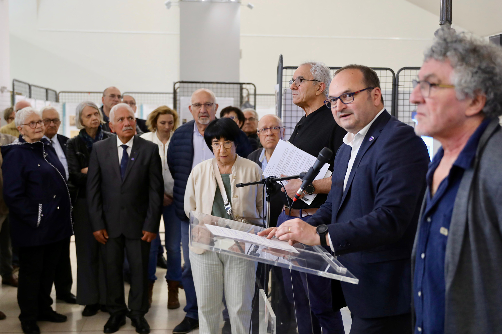 un groupe de personnes dont une qui parle au micro