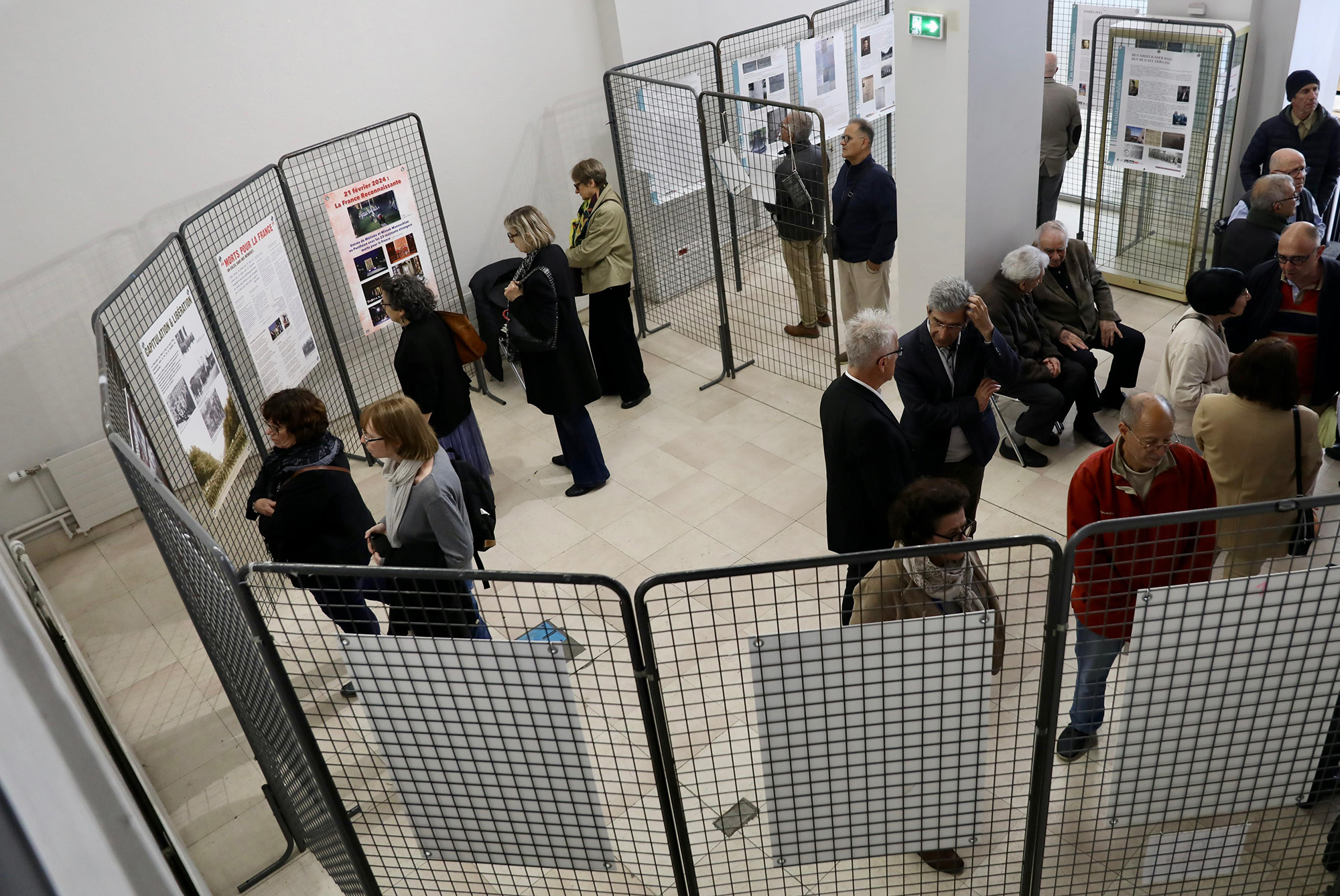 un groupe de personnes qui regardent des panneaux d'exposition
