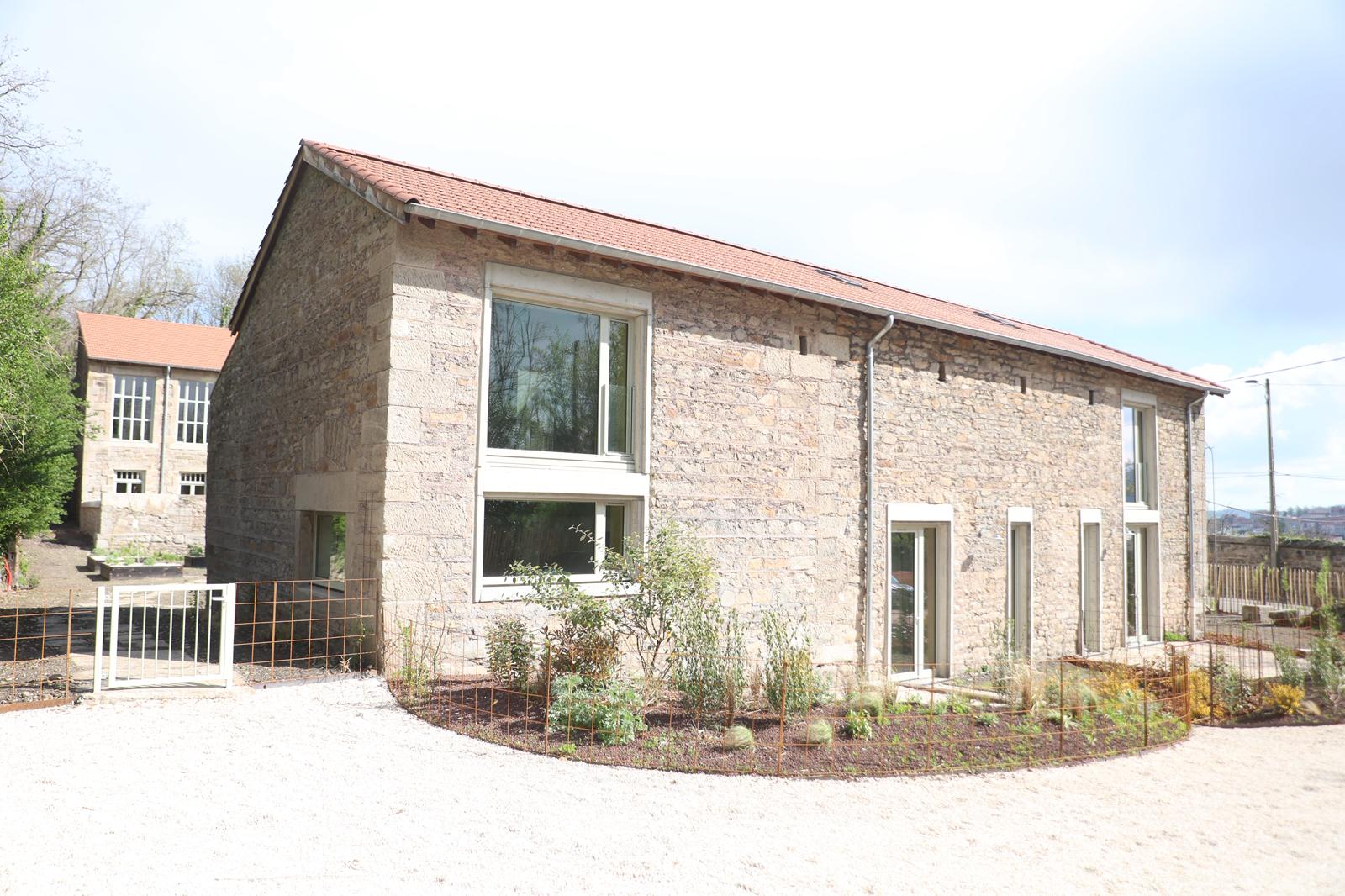 bâtiment en pierre réhabilité