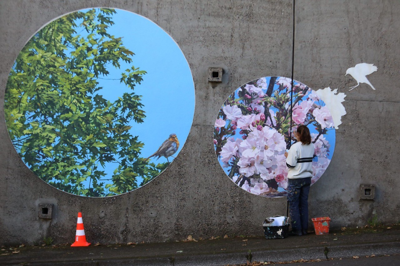 Une femme qui peint des dessins sur un mur