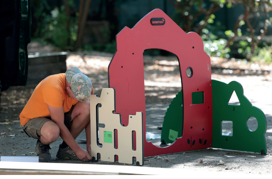 une personne qui installe des jeux pour enfants