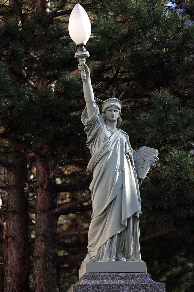 statue