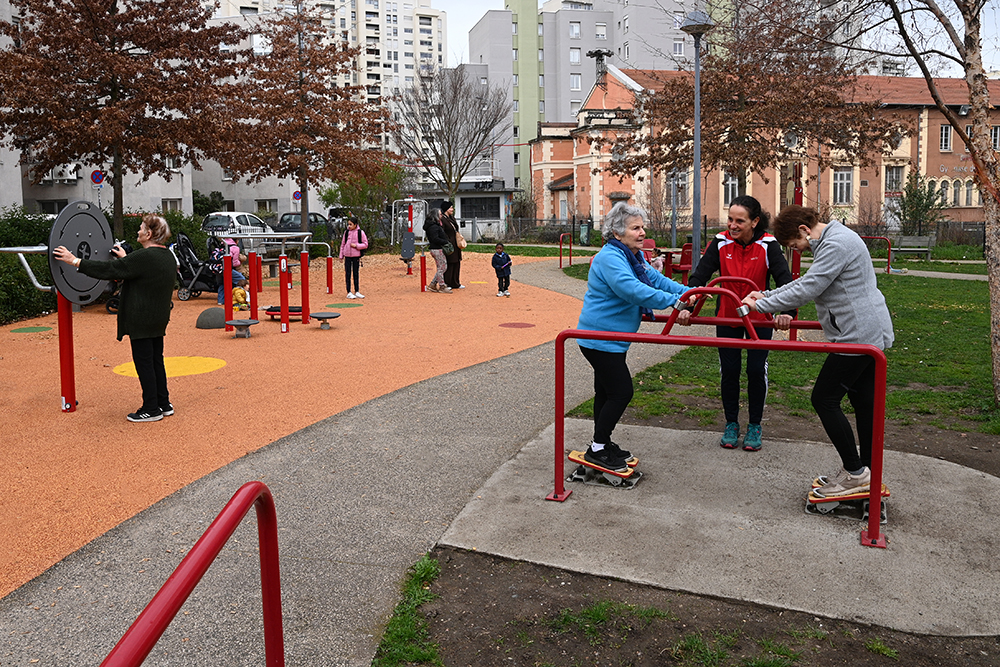 des seniors qui font du sport