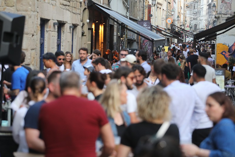 une foule dans une rue piétonne