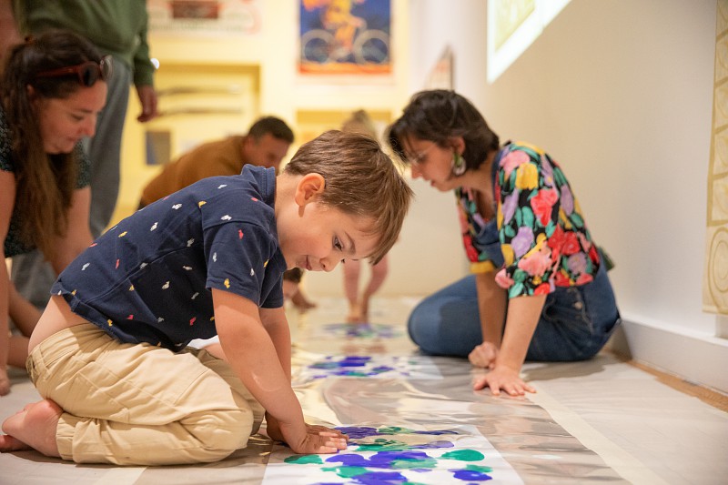 enfant qui dessine à proximité d'une adulte