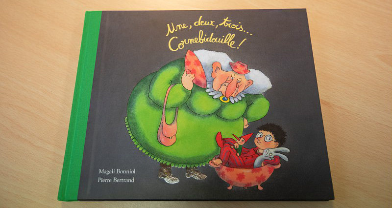 Livre "Cornebidouille" avec un dessin d'une veille dame et d'un enfant