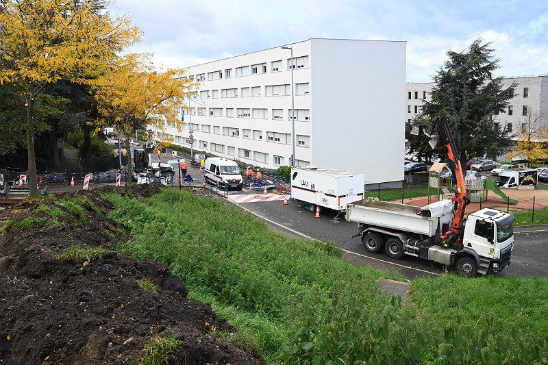 véhicules de chantier sur une voirie en travaux