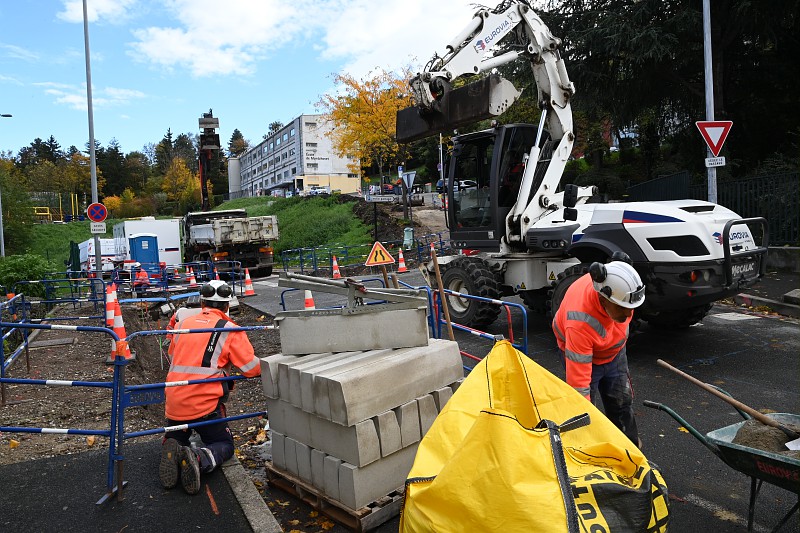 deux hommes qui travaillent sur un chantier de voirie