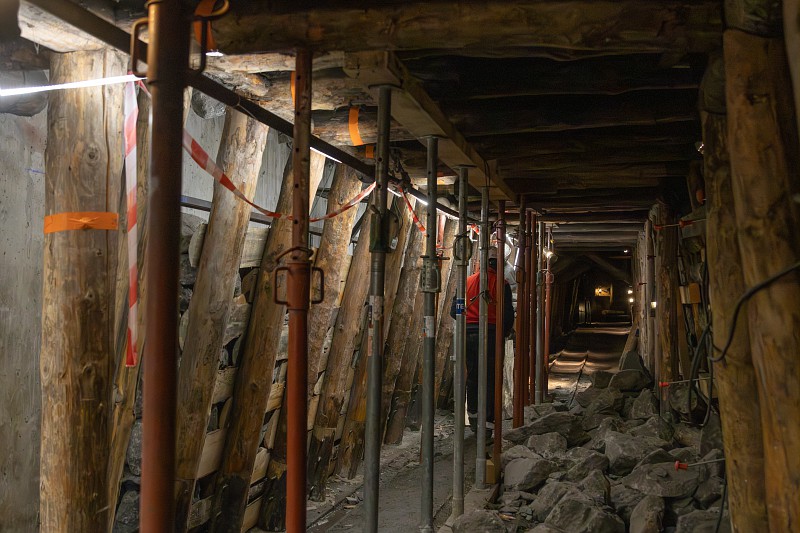 Rénovation d'une galerie avec un ouvrier