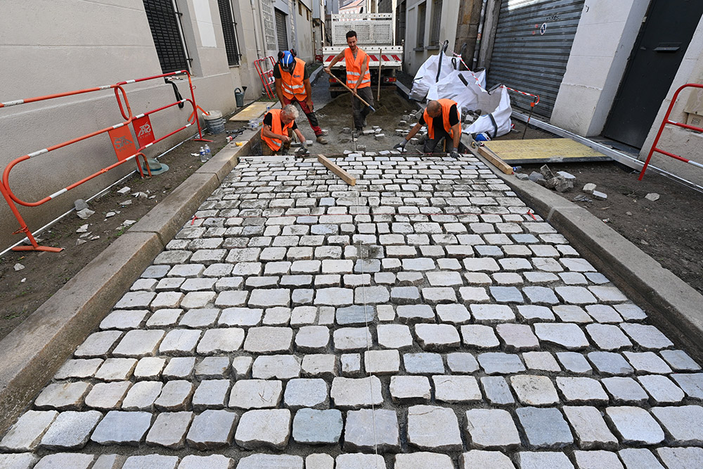 pose de pavés dans un rue