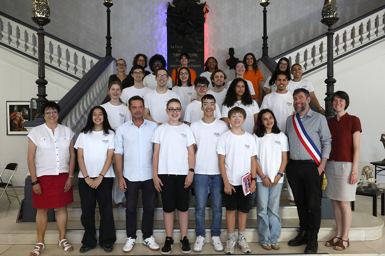 un groupe de jeunes et un élu