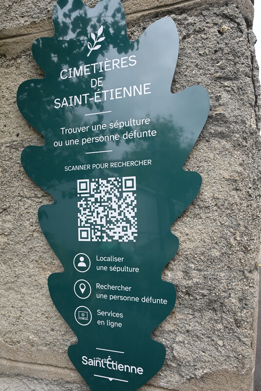 signalétique en forme de feuille avec un QR code