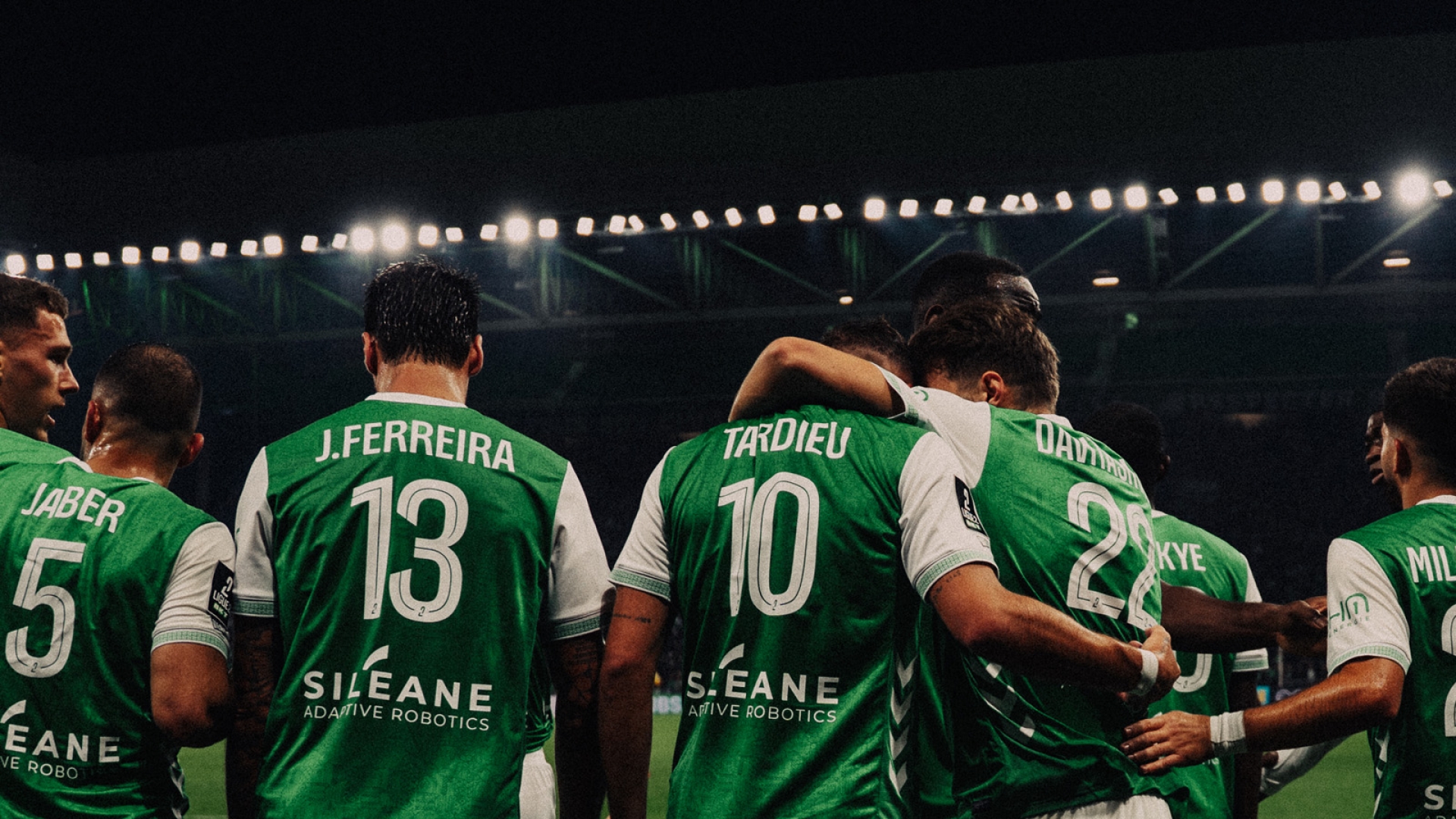 plusieurs hommes avec le maillot de l'ASSE