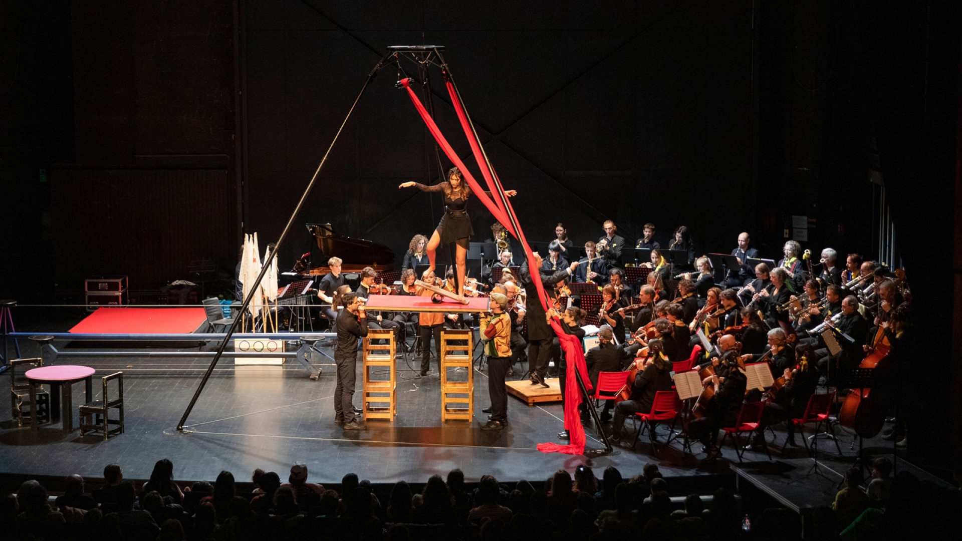 spectacle avec artistes et musiciens