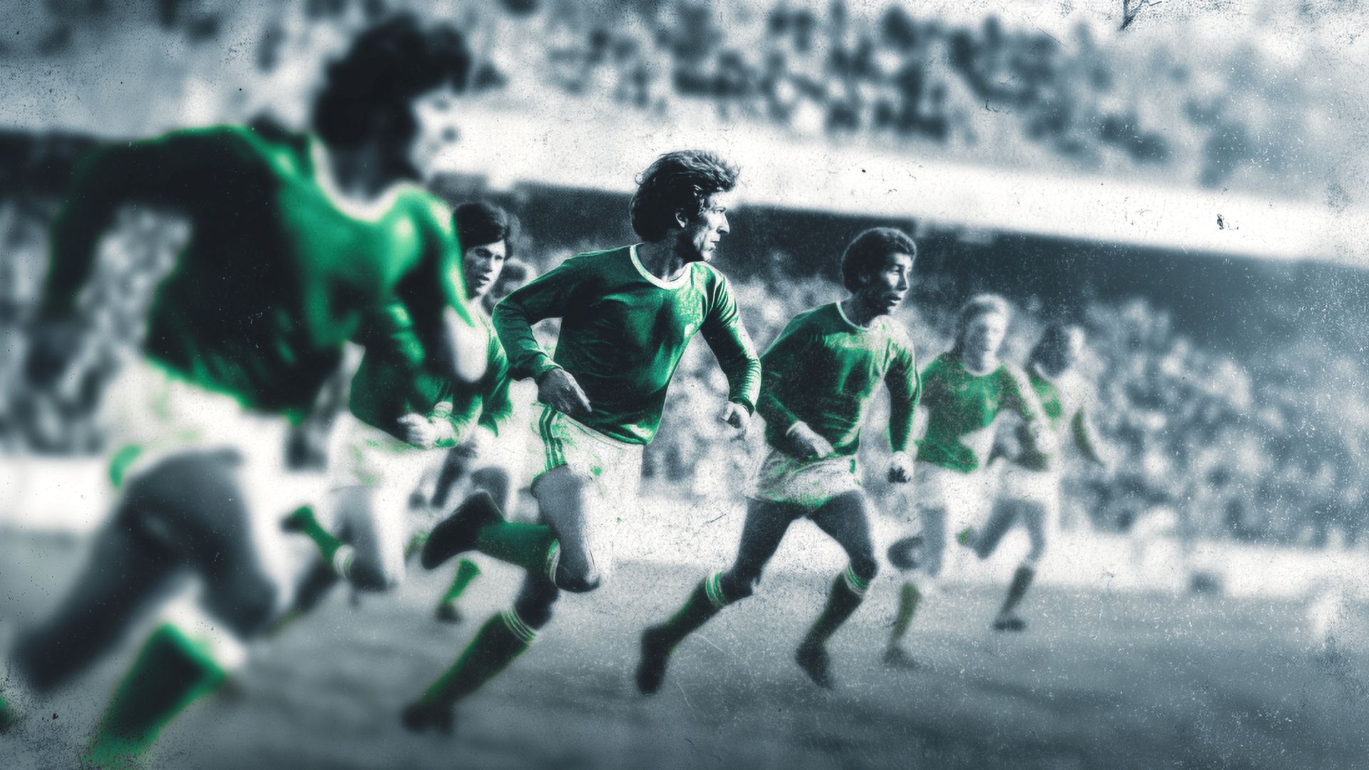 Joueurs de football de l'AS Saint-Étienne dans le stade Geoffroy-Guichard