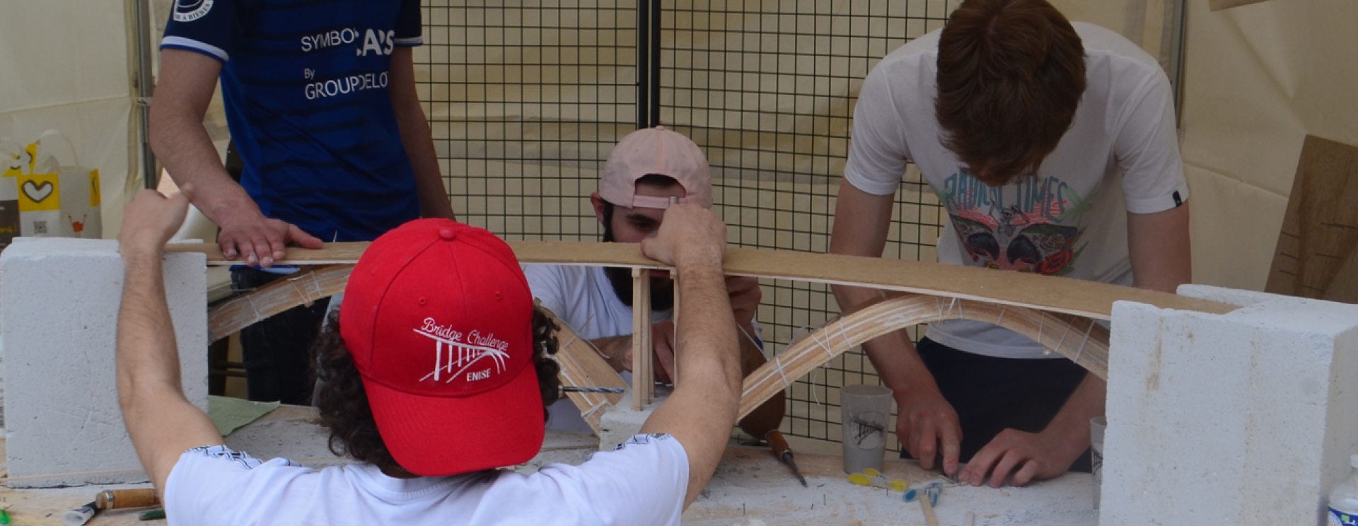 jeunes construisant une maquette de pont en bois