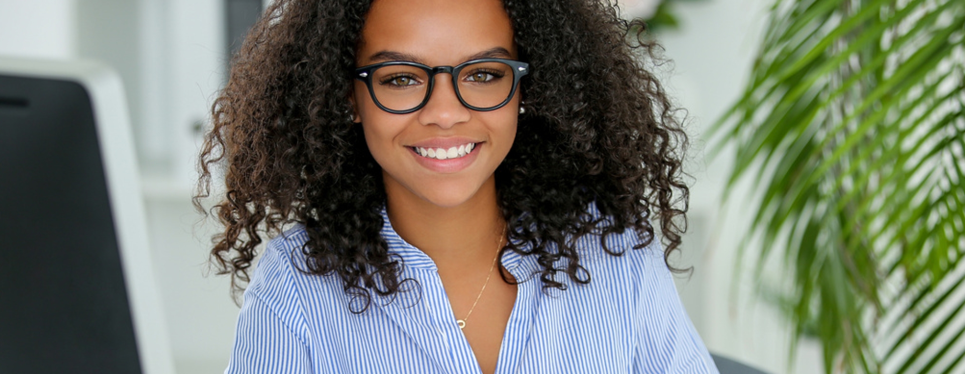 Un agent souriant assise à son bureau