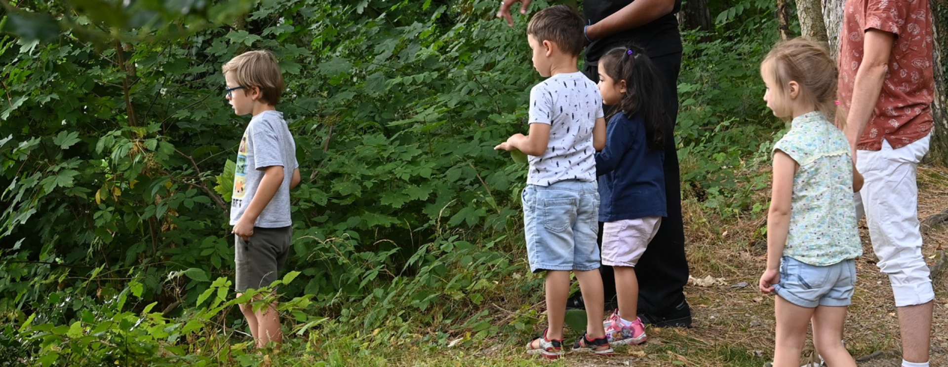 Enfants et adultes en balade