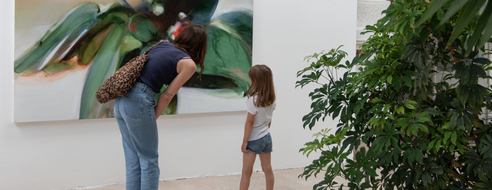 Une femme et une jeune fille qui regardent un tableau