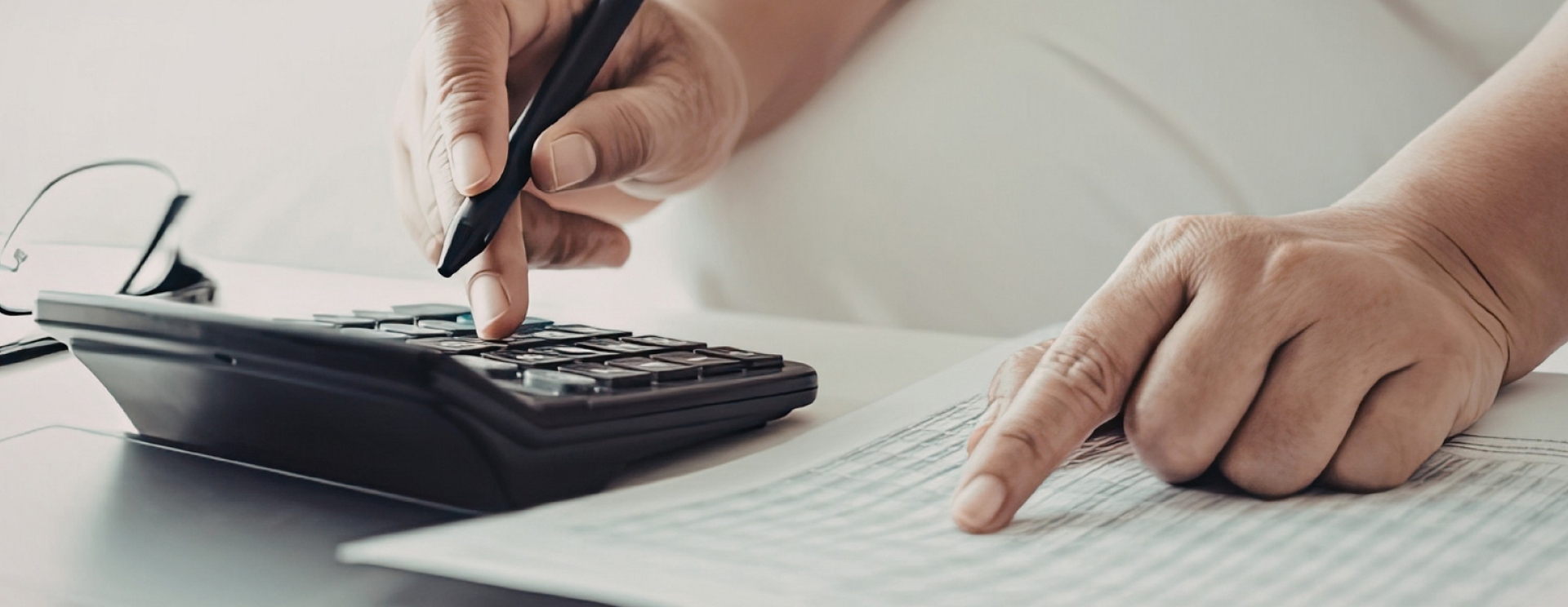 une personne munie d'une calculatrice et d'une feuille de papier
