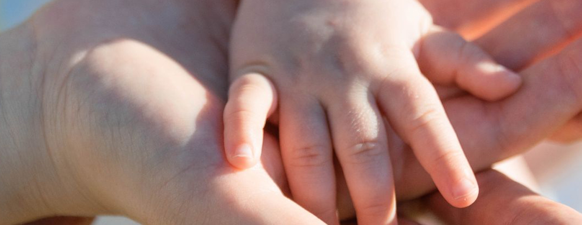mains d'enfant et d'adulte