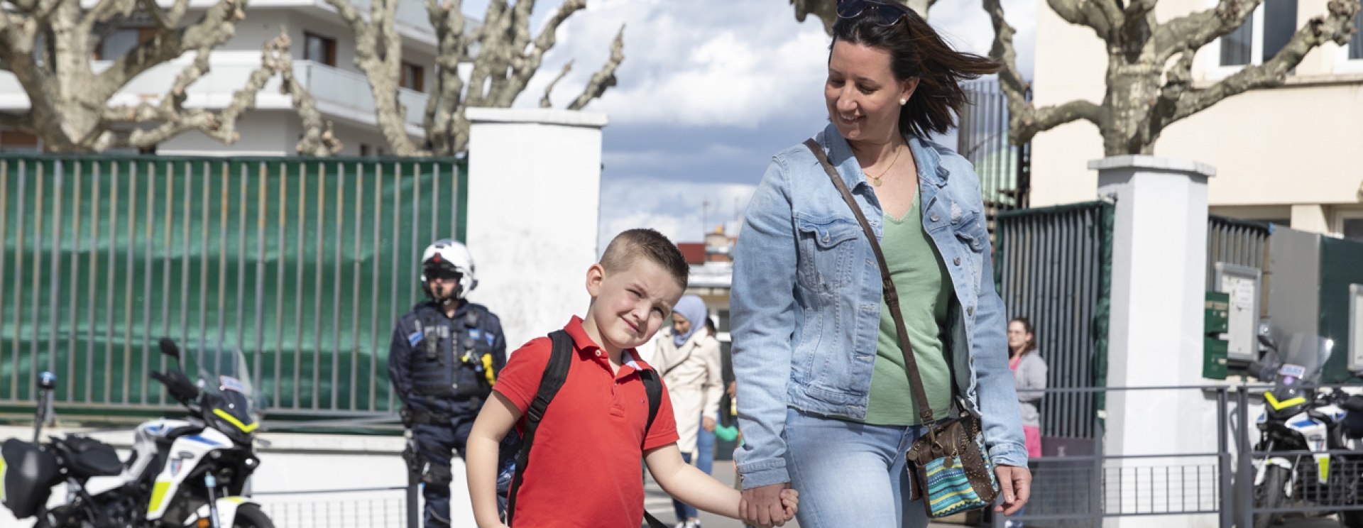 une femme et un enfant en présence de la police municipale