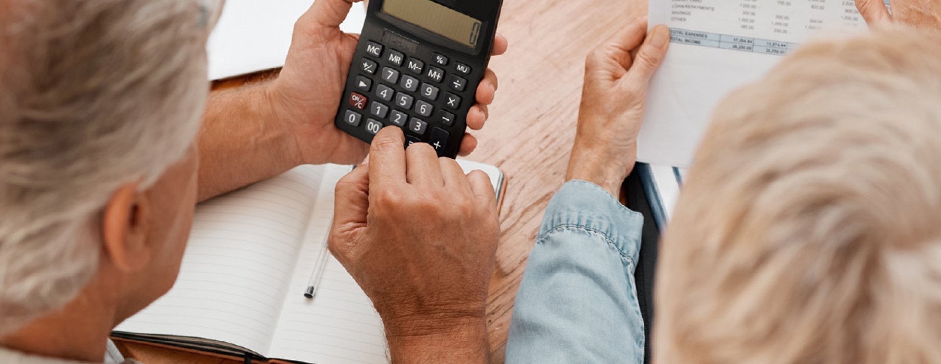 seniors qui font des démarches administratives