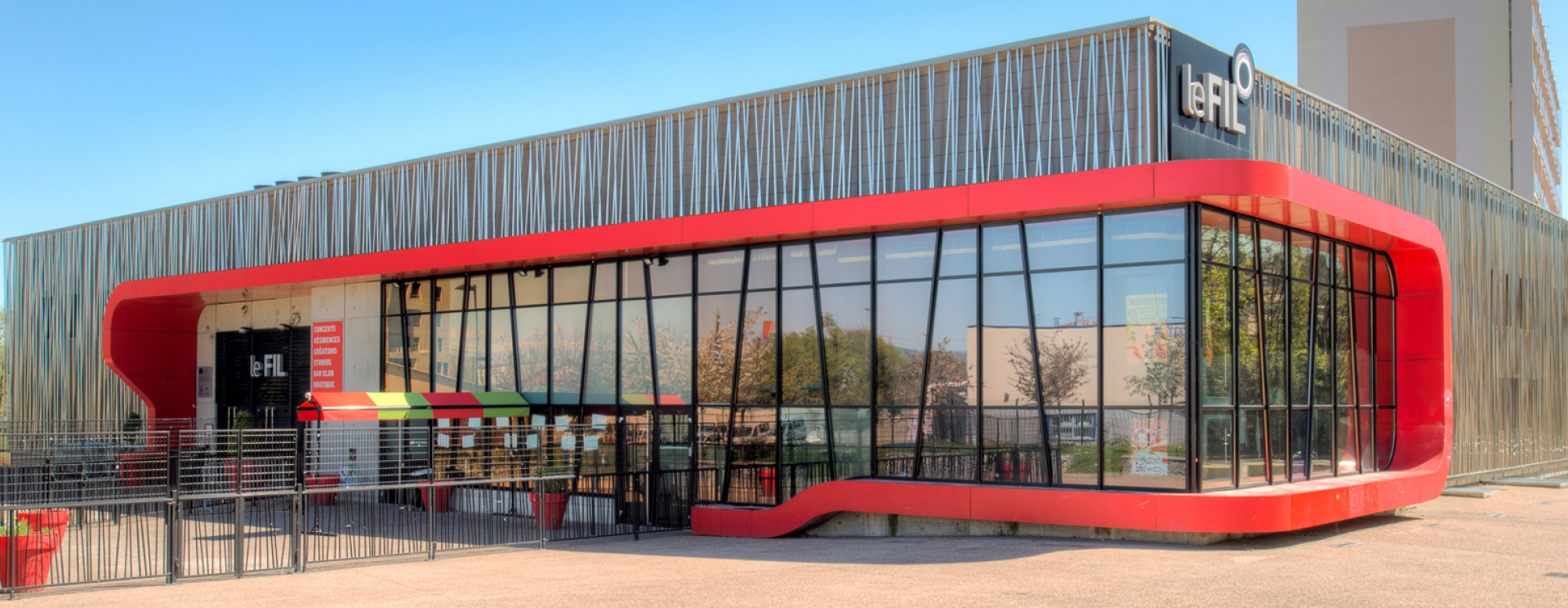bâtiment avec la mention "Le Fil"