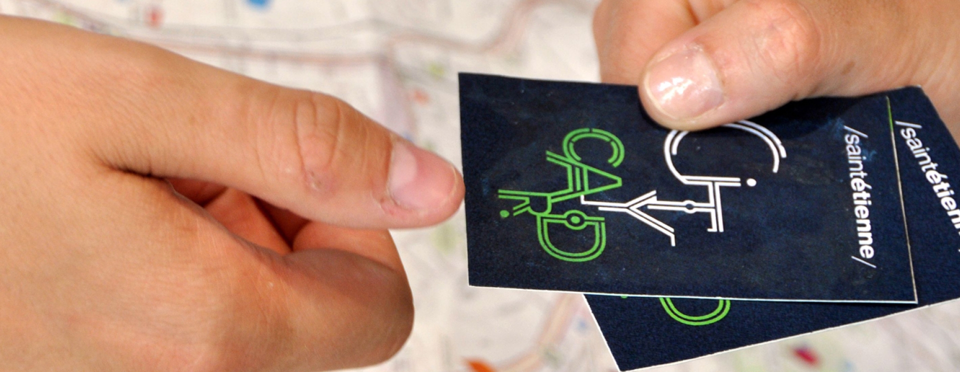 une personne qui donne une carte "city card" à une autre personne