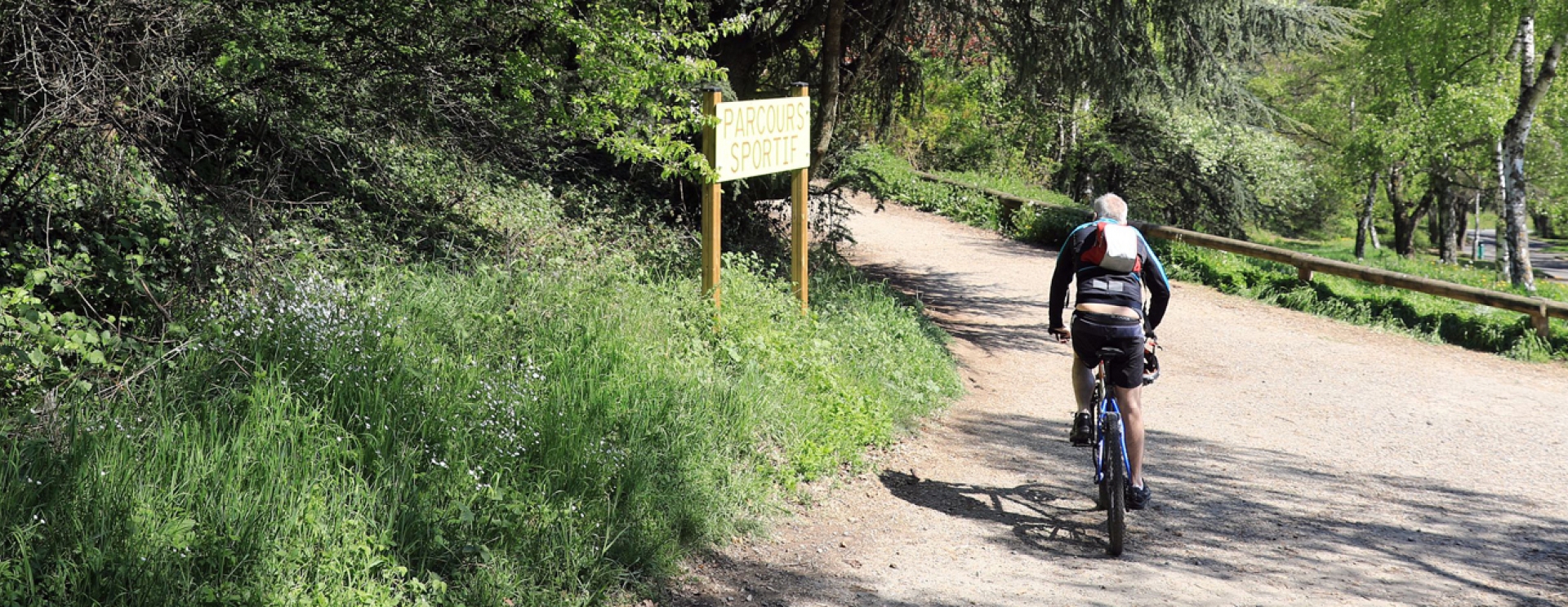Cycliste dans le parc de Montaud 