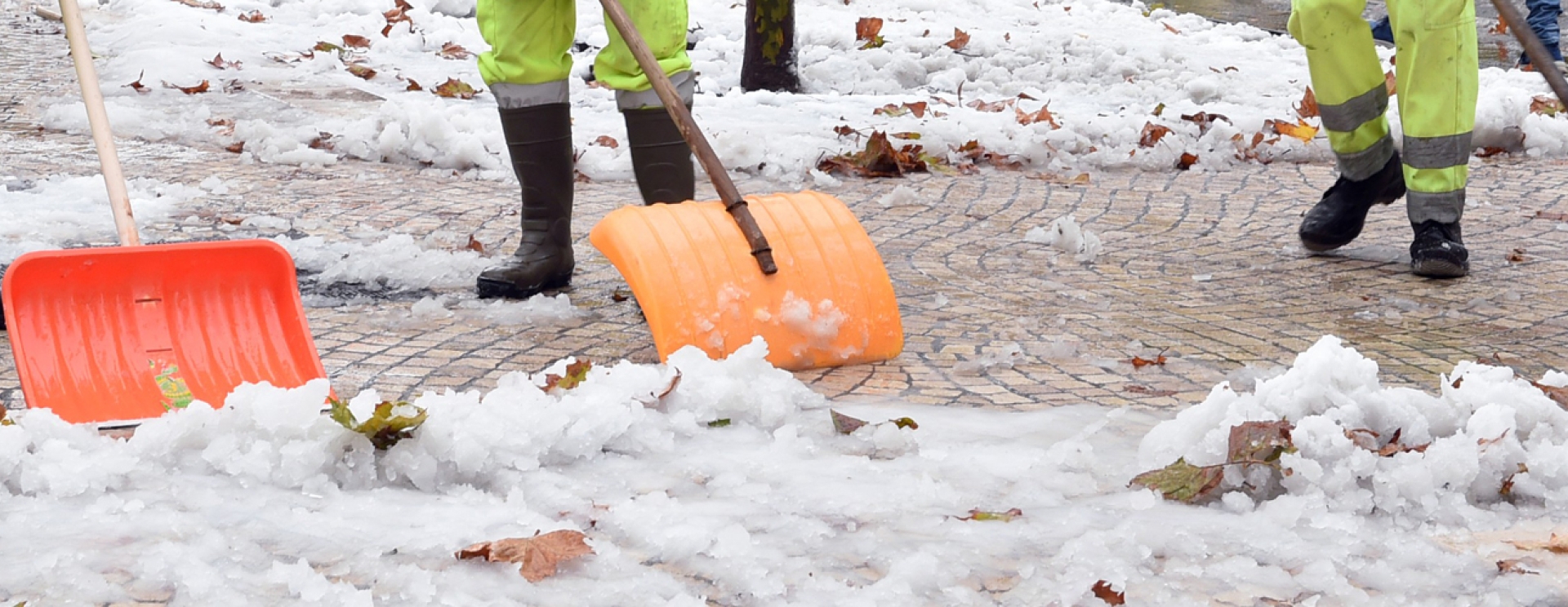 déneigement avec des pelles par trois personnes