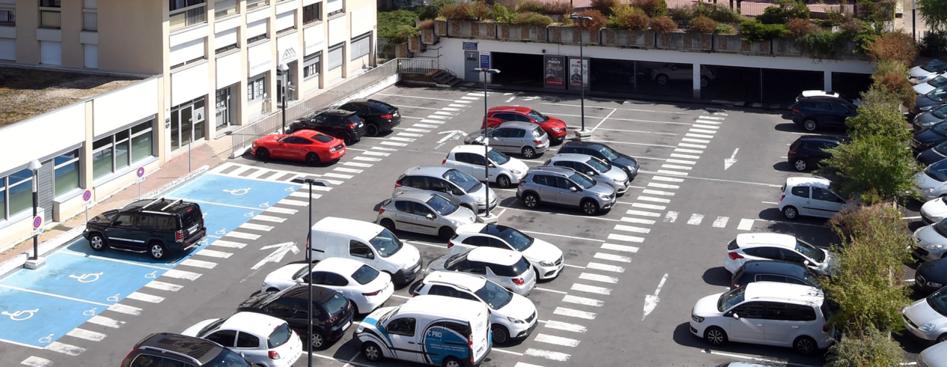 voitures stationnées sur un parking