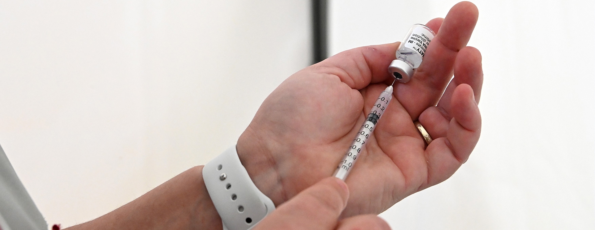 une personne avec une seringue et un vaccin